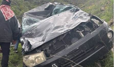 أحدهما تُوفِيَ... سقوط سيارة كان في داخلها شابان في منحدر