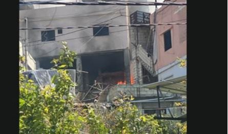 بالصورة: غارة إسرائيلية تستهدف منزلا في مخيم المية ومية