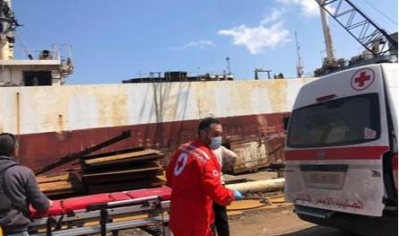 في مرفأ طرابلس.. سقط من مرتفع أثناء عمله على متن باخرة (صور)