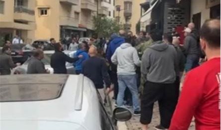 بالفيديو... شاهدوا ما حدث بين نازحين وسكان من ساحل علما بعد سقوط شظايا الصاروخ في المنطقة