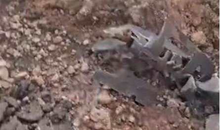 من ساحل علما... فيديو لشظايا الصاروخ قرب المنازل