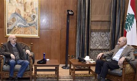 بري يسعى إلى "تفاهم ثلاثي" مع عون وجنبلاط