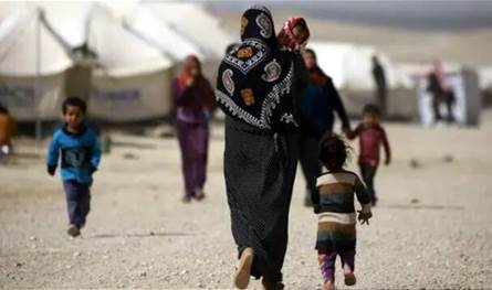 نداء استغاثة من نازحي قرحا.. أكثر من 30 طفلاً بحاجة ماسة لحليب وحفاضات