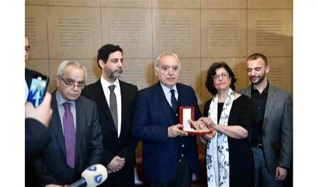 وزير الثقافة قلّد باسم عون الفنان أحمد قعبور "وسام الاستحقاق الفضي"