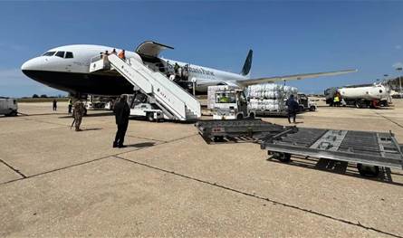 وصول طائرة مساعدات الثانية من منظمات كنسية أميركية الى مطار بيروت