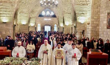 قداديس احتفالية بأحد الشعانين في دير القمر