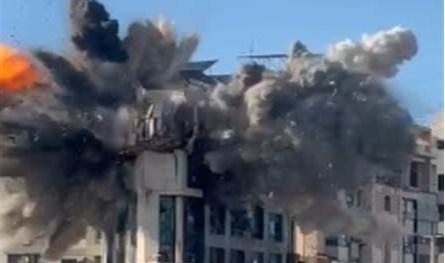 بالفيديو... لحظة الغارة الإسرائيليّة على المبنى المُهدّد في الغبيري