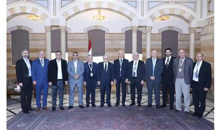 سلام يلتقي رؤساء بلديات القرى الحدودية ويعد بإجراءات عاجلة