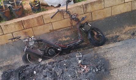 بالصورة: جريح في غارة إسرائيلية استهدفت دراجة نارية على طريق عين بعال