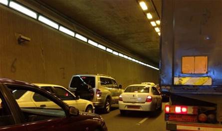 زحمة سير خانقة عند نفق المطار.. اليكم ما جرى