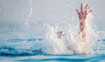 قبالة شاطىء وادي الزينة... إنتشال جثة من البحر