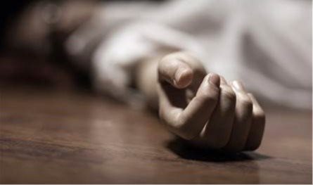 بجانبه بندقية صيد.. العثور على جثة شاب داخل منزله في طرابلس