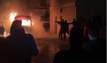 حريق هائل في بلدة المحمرة يلتهم مستوصفًا وآليات بلدية (فيديو)