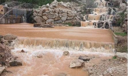 انفجار نبع القسام في قرصونا يتسبب بتدفق المياه والوحل نحو المنازل