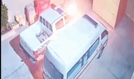 بالفيديو.. شاهدوا لحظة إحراق سيارة إسعاف في المحمرة