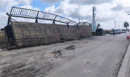 ​ بعد استهدافه.. الجيش أعاد فتح جسر القاسمية البحري - صور بالكامل