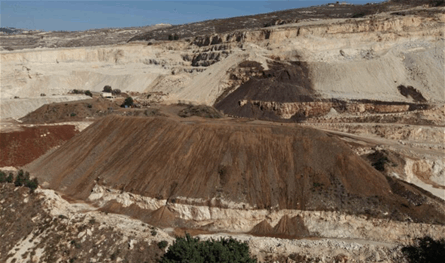 لجنة كفرحزير البيئية ترفض قرار حكومة سلام بإعادة عمل مقالع وأفران الترابة