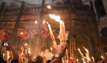 من القدس إلى بيروت… شعلة النور المقدّس تعبر الأزمات وتصل الى لبنان الجريح