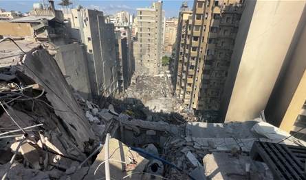 إزالة الاجزاء الآيلة للسقوط من الأبنية التي تضررت بالغارة الإسرائيلية على كورنيش المزرعة