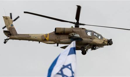 لبنان – ومن خلال الأسلحة الرشاشة الثقيلة، تطلق مروحية إسرائيلية النار باتجاه الخيام