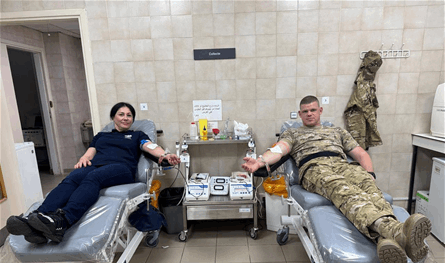 صورة لافتة.. سفارات تتبرع بالدم