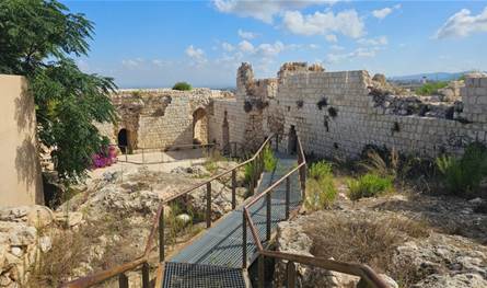 لبنان – قلعة شمعة في خطر ولبنان يقدم شكوى عاجلة (صور)