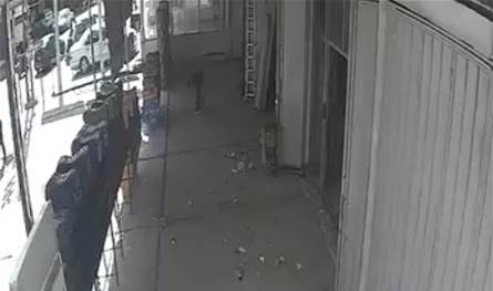 كارثة كادت أنّ تحصل... شاهدوا ما جرى بعدما فقد السيطرة على سيارته (فيديو)