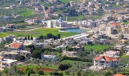 صورة من بنت جبيل... جنديّ إسرائيليّ أمام نصب لشهداء "حزب الله"