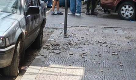 قرب مدرسة.. حجارة تتساقط من مبنى في طرابلس