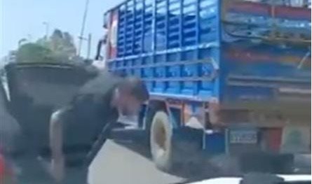 بالفيديو... نزل من السيارة بعد تلقيه إتّصالاً تهديديّاً وهذا ما حدث!