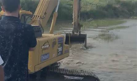 بالفيديو: مصلحة الليطاني تقوم بردم عدد من العبارات في سهل القاسمية