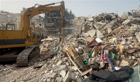 عمليات رفع الأنقاض مستمرة في الحي السكني بصور.. انتشال جثة شهيد والبحث عن 8 مفقودين