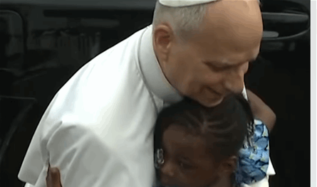 لبنان – فتاة كاميرونية توقف موكب البابا.. لحظة تلخص الإنسانية