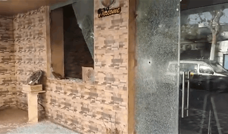 بالفيديو.. إطلاق نار على محال تجارية