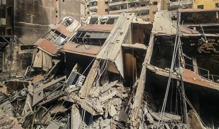 انتشال جثة شهيد من تحت أنقاض مبنى في صور