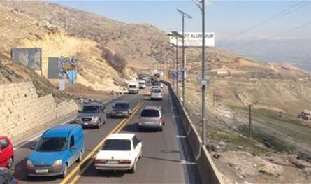 على طريق ضهر البيدر... تصادم بين "فان" وشاحنة وسقوط إصابات