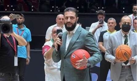 فيديو عفوي.. أحمد الشرع يلعبُ كرة السلة!