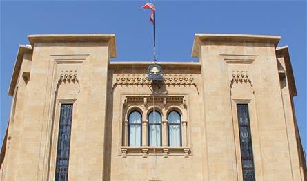 ماذا فعلت "نائبة سابقة" خلال جلسة؟