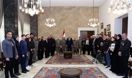 بعد مجزرة سرايا النبطية.. عون يحتضن عائلات شهداء أمن الدولة: "لن نتخلى عنكم"