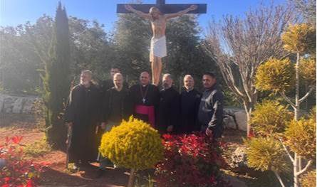 بالصور.. إعادة تمثال السيد المسيح إلى مكانه في دبل بحضور السفير البابوي