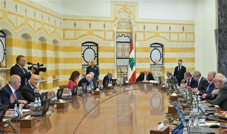 خلال جلسة الحكومة في بعبدا... ماذا وزعت وزيرة على زملائها؟ (صورة)