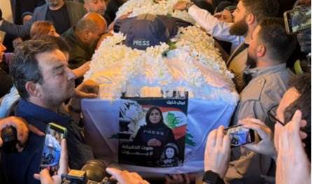 بالصور والفيديو... نعش الزميلة امال خليل محمولا على الاكف في شوارع بلدتها