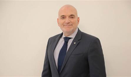 تُوفيت شقيقته... الموت يُؤلم الوزير السابق آلان حكيم (صورة)