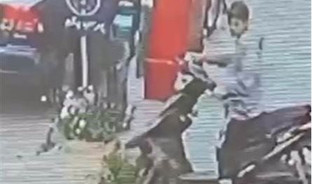 بالفيديو... شاهدوا ما فعله قاصرٌ في شارع المصارف في طرابلس