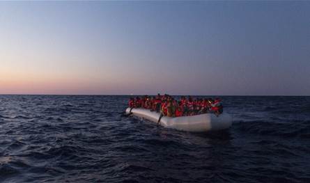 توقيف مواطنين لتورطهما في أعمال تهريب أشخاص عبر البحر