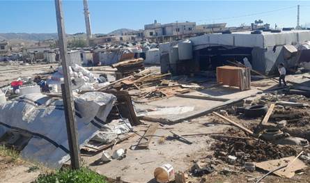 تفكيك مخيم غير قانوني للنازحين السوريين في منطقة حوش موسى – عنجر