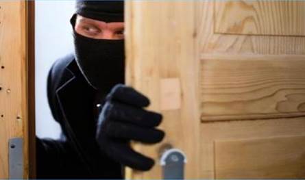 سرق أحد المنازل وخبأ المسروقات في سيارة طليقته... وهذا ما حصل