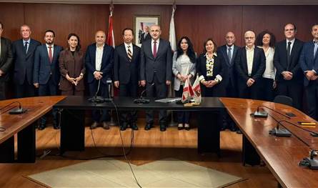 لبنان – بدران يتسلم هبة أجهزة كمبيوتر من السفير الصيني تشن كواندونغ لبنان – بدران يتسلم هبة أجهزة كمبيوتر من السفير الصيني تشن كواندونغ