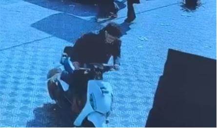 في هذه المنطقة... سرق دراجة نارية في وضح النهار (فيديو)