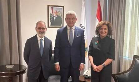 وزير الصناعة بحث مع 